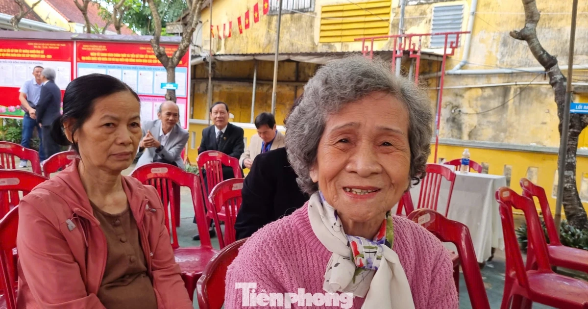 Cụ bà 93 tuổi dậy sớm đi bầu cử