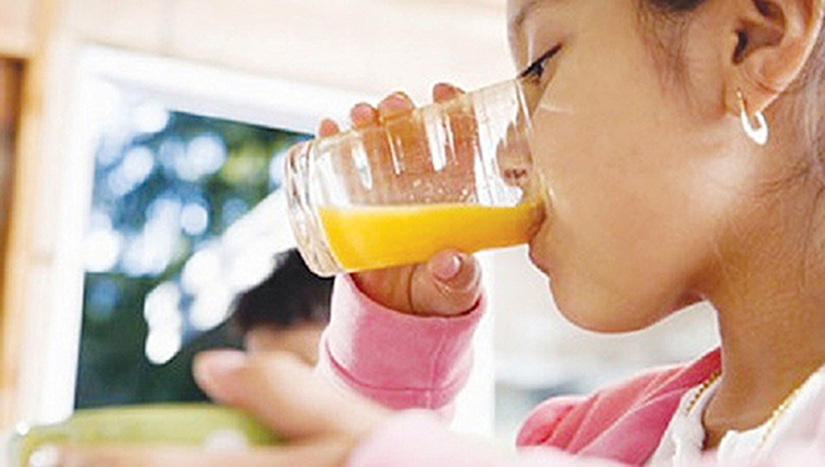 Oresol đóng chai đủ màu sắc cho trẻ uống thay nước: Chuyên gia nói thói quen tưởng tốt nhưng tiềm ẩn rủi ro