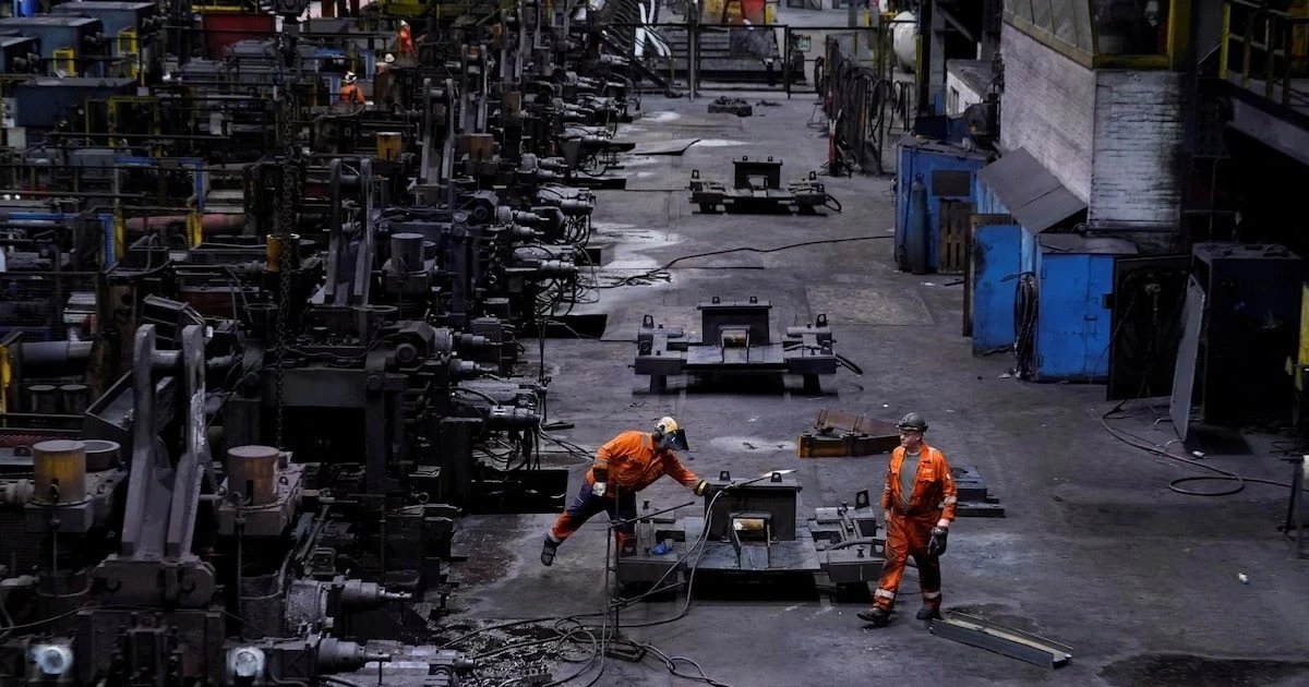 Giá dầu thế giới tăng mạnh, vàng rơi mốc 5.000 USD/ounce