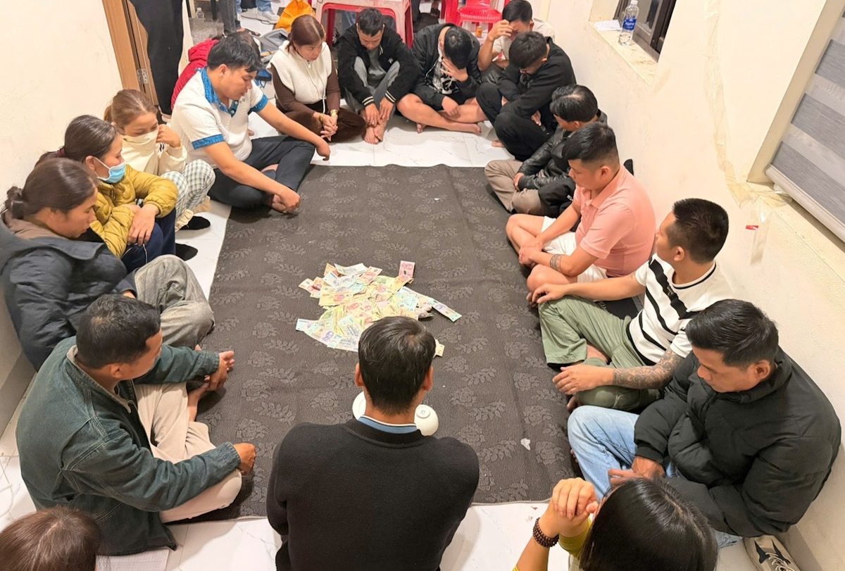 Bắt "nữ quái" biến nhà riêng thành sới bạc cho 16 người sát phạt