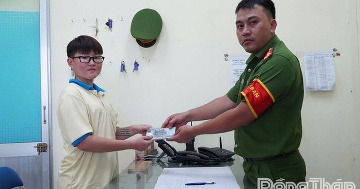 Lương chỉ 6 triệu/tháng, nhưng tài khoản nhận được 30 triệu: Nữ công nhân sinh năm 2007 rút tiền rồi đến công an