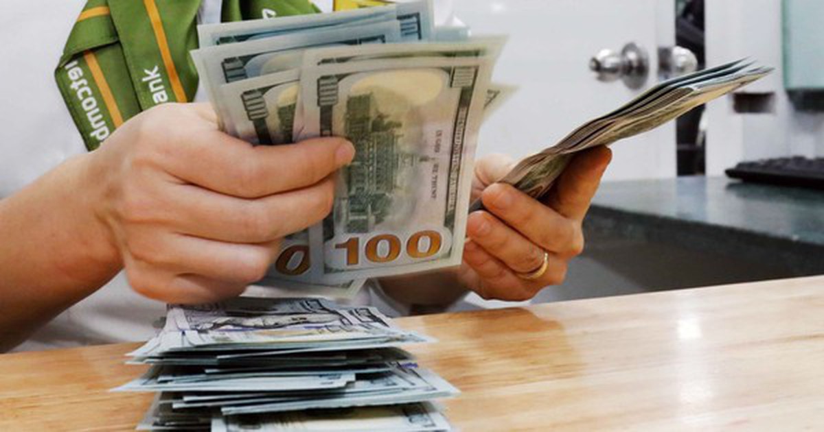 Tỷ giá USD chợ đen tăng vọt lên gần 27.400 đồng, Ngân hàng Nhà nước tiếp tục hút về lượng lớn VND