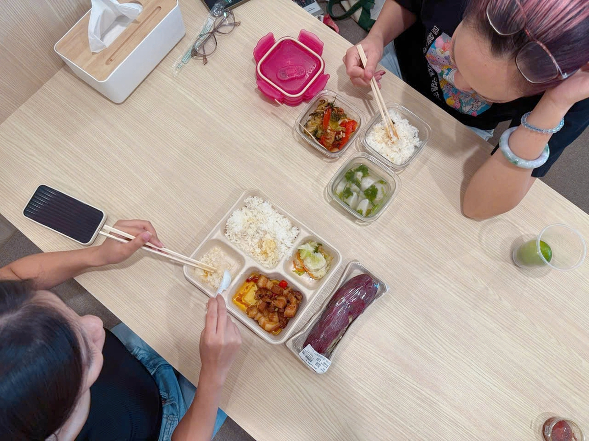 Hàng quán tăng giá, dân văn phòng rủ nhau thành lập "hội cơm nhà"