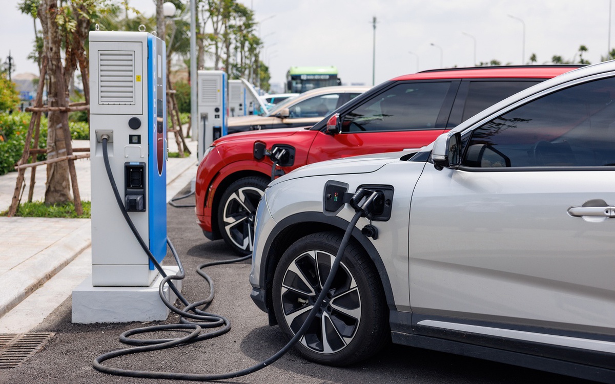 Chủ xe VinFast háo hức với hệ thống 99 siêu trạm sạc mới, thoải mái đi xa không lo điểm dừng