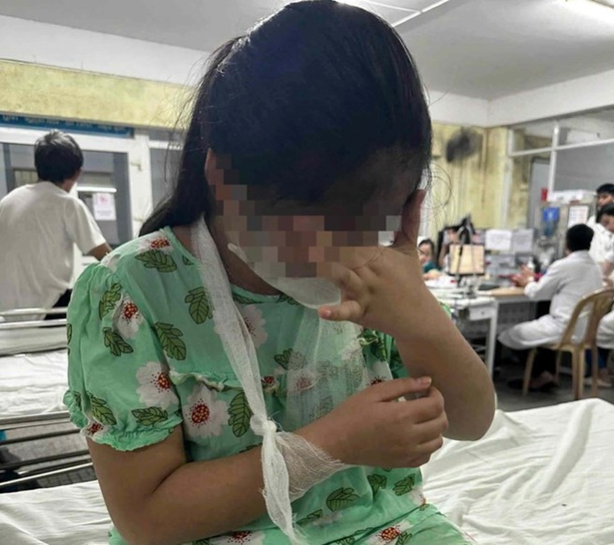 Cô giáo dùng thước gỗ đánh gãy tay học sinh lớp 4: Gia đình tiết lộ nguyên nhân