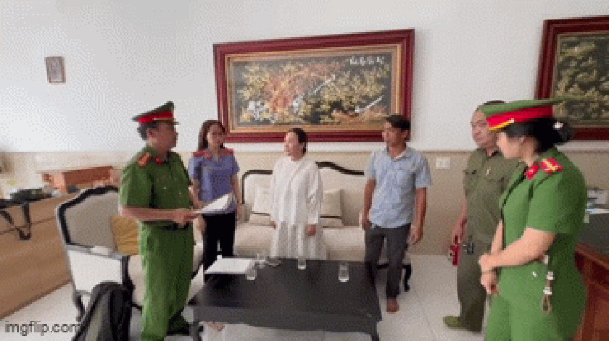 Thái độ của doanh nhân Nguyễn Ngọc Tiền khi nghe Công an TP.HCM đọc lệnh bắt gây chú ý