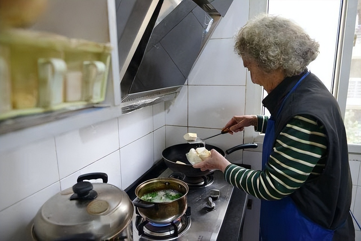 Người phụ nữ 57 tuổi dùng mỡ lợn nấu ăn suốt 3 năm, đi khám sức khoẻ bác sĩ ngạc nhiên hỏi: "Chị đã làm gì?"