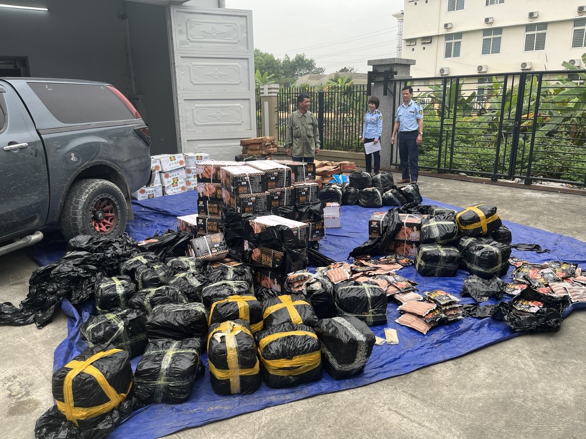 Kiểm tra 2 xe tải chở 2.340kg lạp xưởng, bánh bao, thanh cua, chả mực.... công an phát hiện chi tiết khiến nhiều người “ớn lạnh”