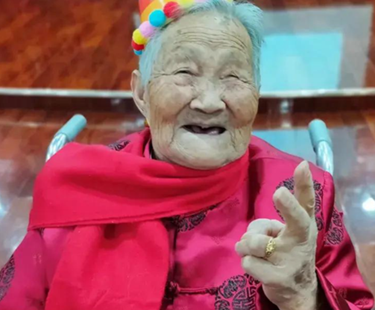 Cụ bài 102 tuổi vẫn tự may tất vá giày, tiết lộ bí quyết sống thọ: Loại nước bà uống mỗi ngày khiến nhiều người bất ngờ