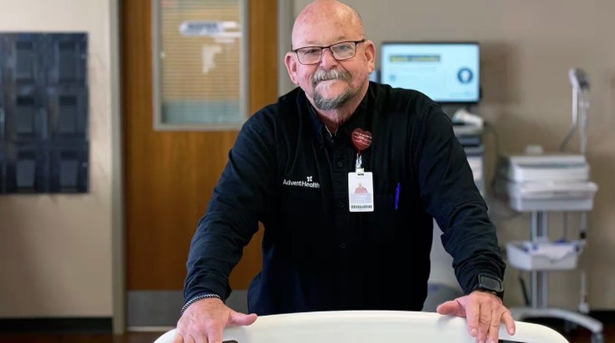 Đang đi đường bỗng đau thắt ngực, người đàn ông hành động nhanh trí, được bác sĩ hết lời khen