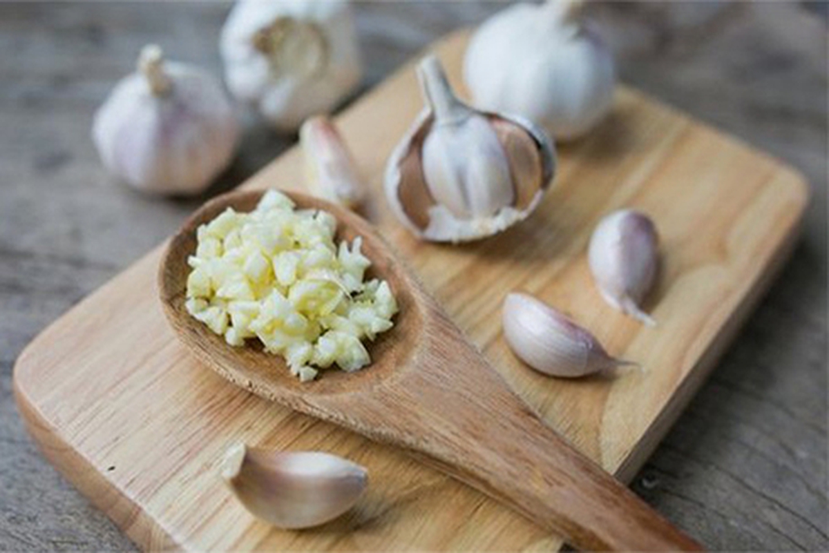 Kiên trì ăn tỏi mỗi ngày để “ngừa ung thư”, người phụ nữ 62 tuổi nhận kết quả khám sức khỏe khó ngờ sau 6 tháng