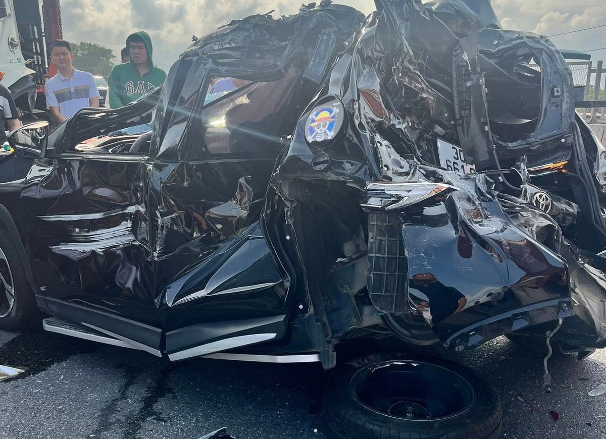 Hiện trường kinh hoàng vụ tai nạn liên hoàn 6 xe trên cao tốc, có xe bị vò nát