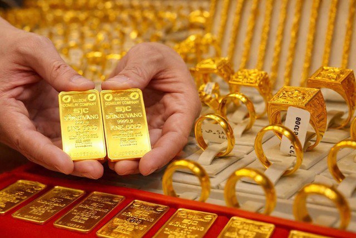 Cầm 2 cây vàng, ngày ngày "thấp thỏm" canh bảng giá: Nhiều người “đứng ngồi không yên” khi vàng giảm tới 10 triệu đồng/lượng sau 1 tuần
