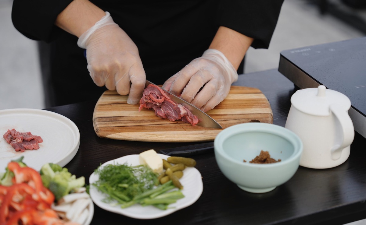 Cùng sử dụng thịt châu Âu, các đầu bếp “so tài” nảy lửa, phía sau là cuộc đua âm thầm của nguồn cung ngoại tại thị trường Việt