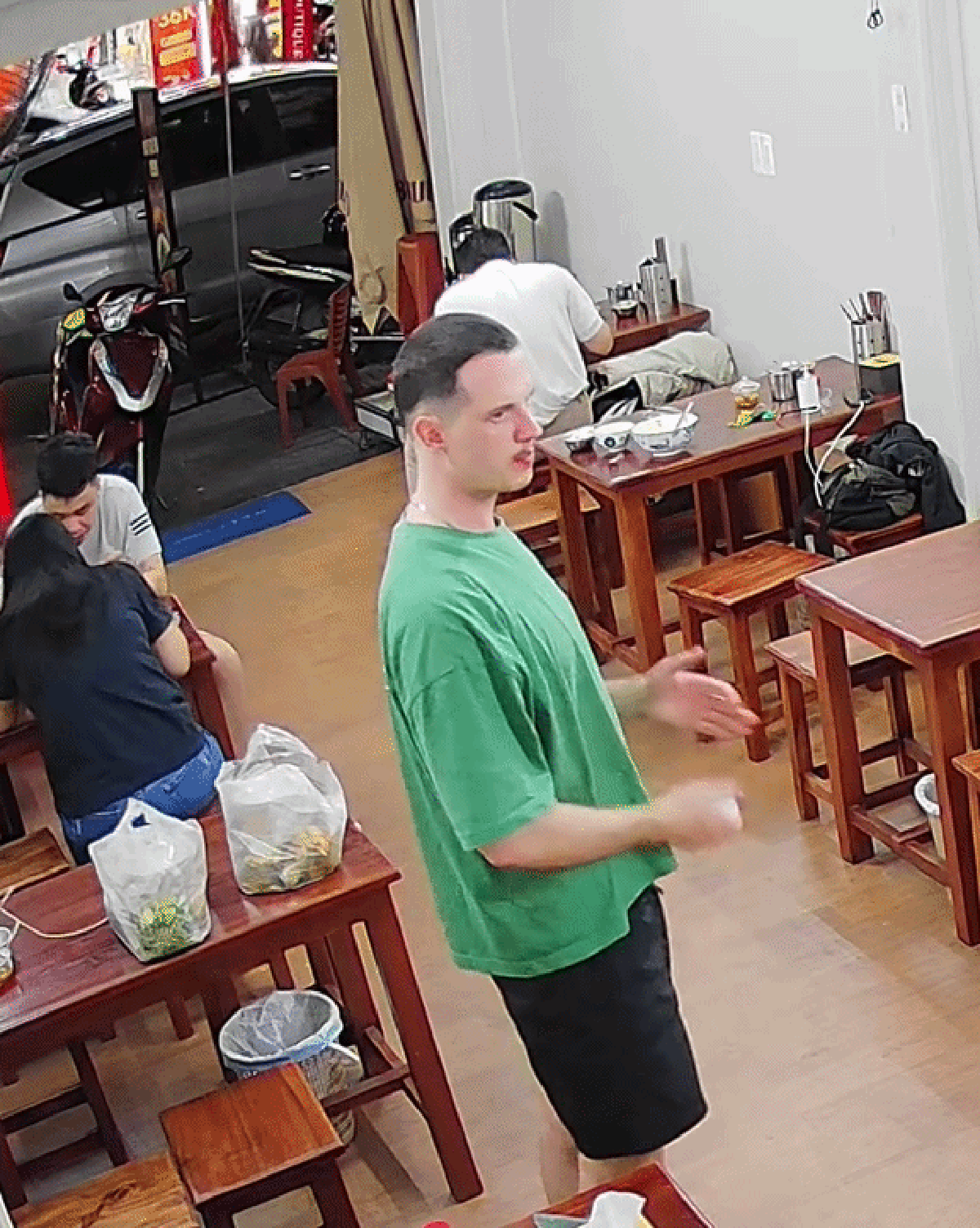 Chủ quán bún bò Huế tung đoạn camera khách Tây đứng giữa quán làm hành động lạ, netizen quốc tế cũng vào bình luận