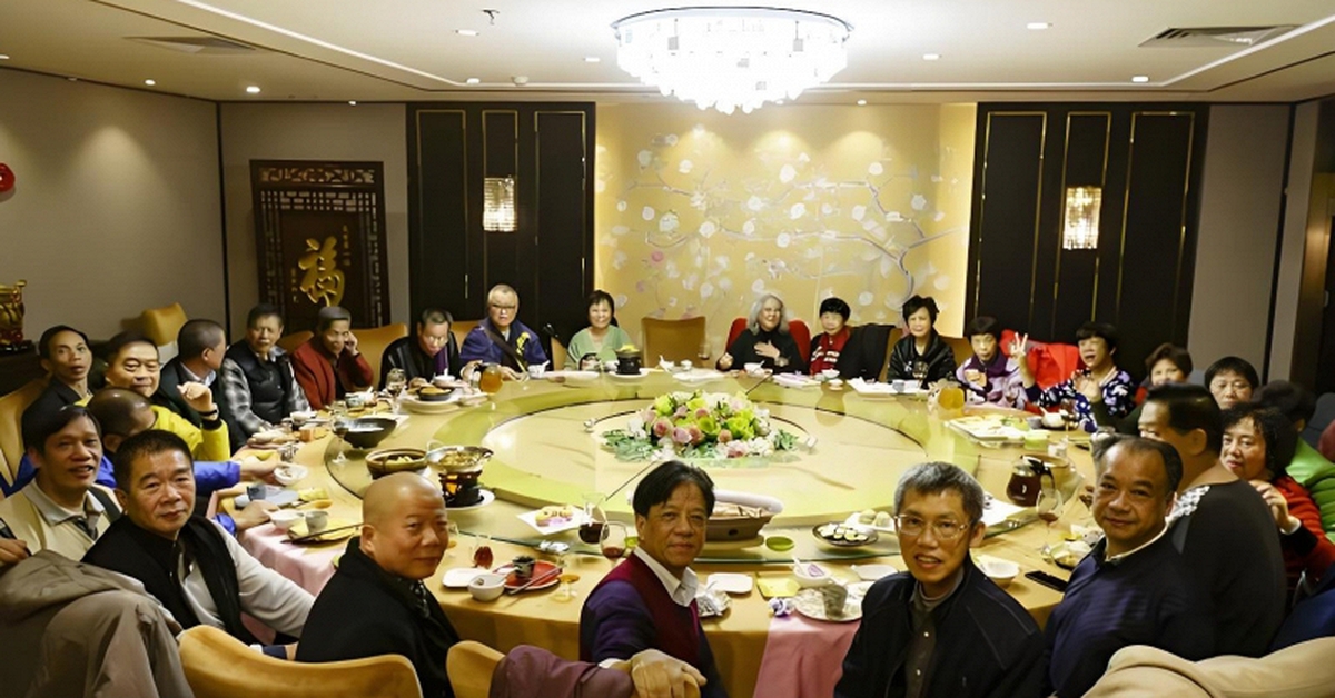 Đi họp lớp, bạn bè khoe làm giám đốc, trưởng phòng, tôi nói mình làm shipper: Về đến nhà, nhận được tin nhắn khó có thể quên