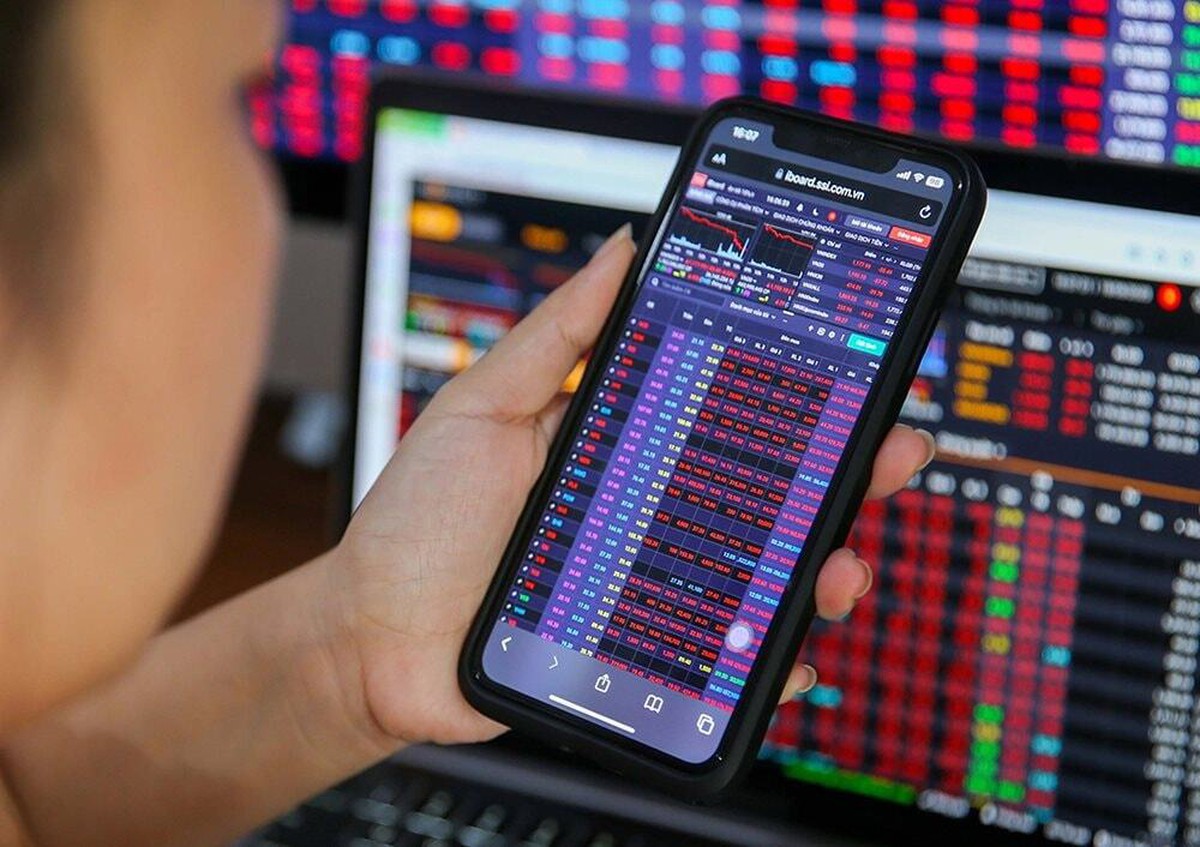 Chứng khoán liên tục giảm mạnh, nhà đầu tư có nên bắt đáy cổ phiếu?