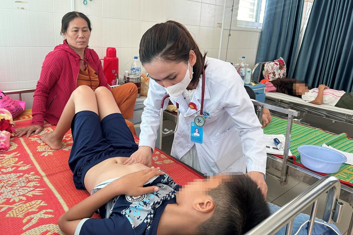 19 người nhập viện sau khi ăn bánh mì: Chủ tiệm nói gì về nguồn nguyên liệu?