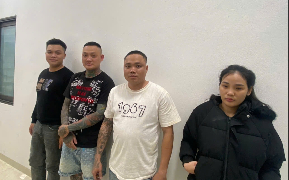 Ập vào phòng trọ, bắt Ngô Thị Hằng SN 2001 và 3 người đàn ông