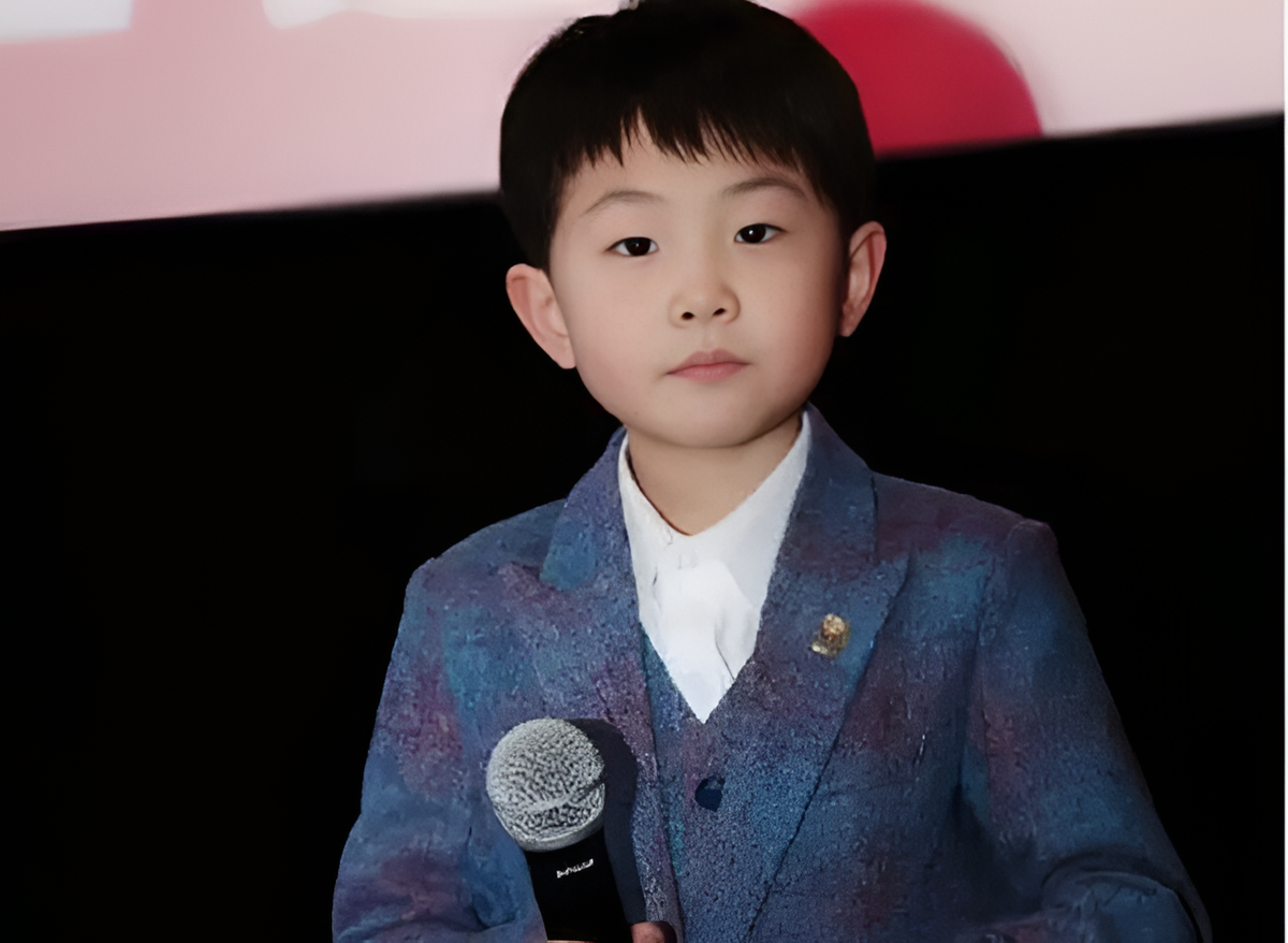 “Thần đồng nhí” 3 tuổi lên sóng truyền hình Trung ương, kiếm hàng triệu nhân dân tệ mỗi năm, nhưng tuổi thơ đánh đổi bằng sự lạc lối