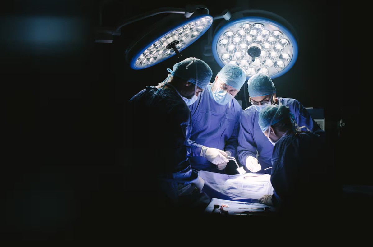 Tước quyền hành nghề bác sĩ phẫu thuật làm thủng mạch máu não bệnh nhân gây tử vong