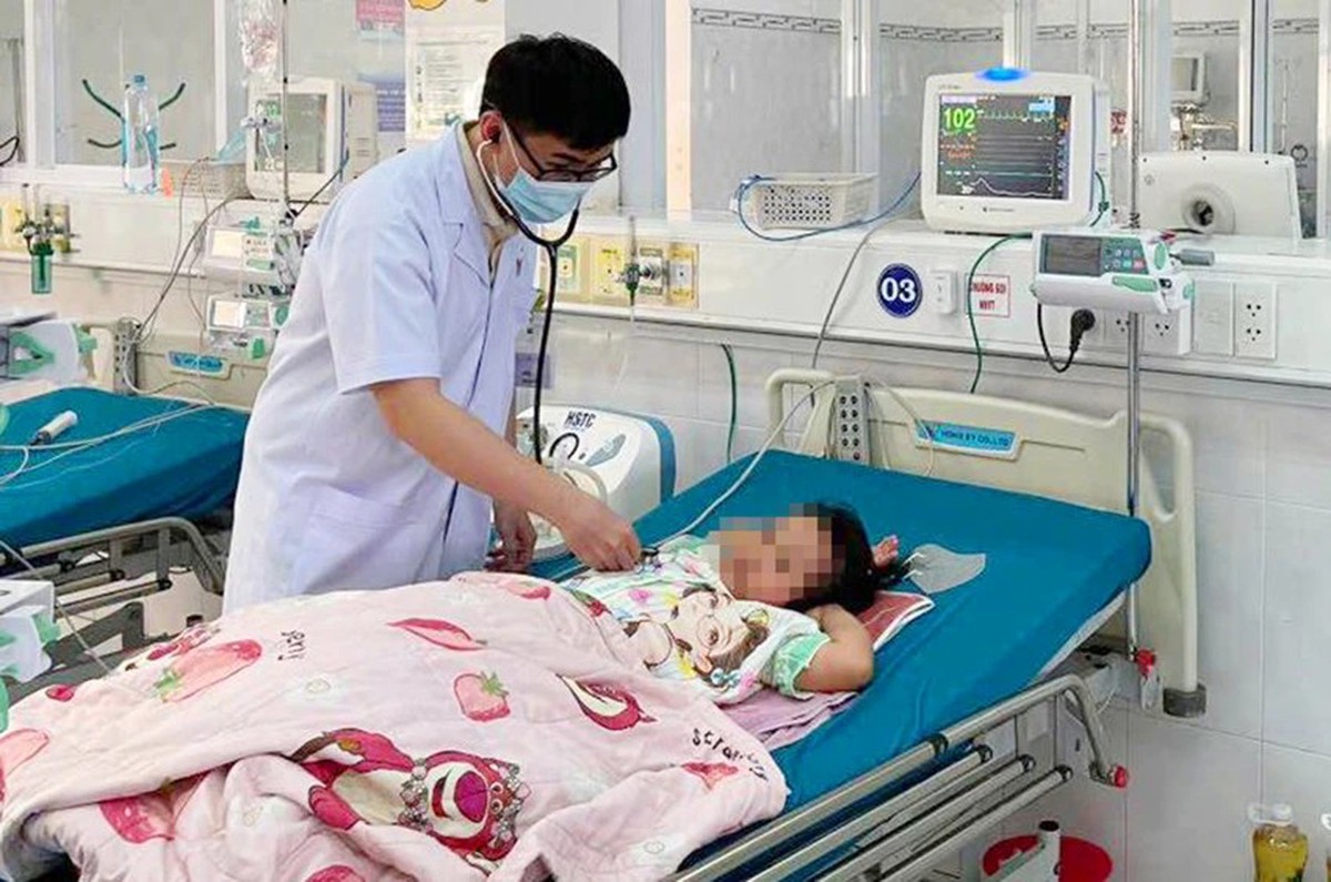 Nghịch tổ ong trong giờ ra chơi, 31 học sinh nhập viện: Ca sốc phản vệ phải lọc máu suốt 53 giờ để giành lại sự sống