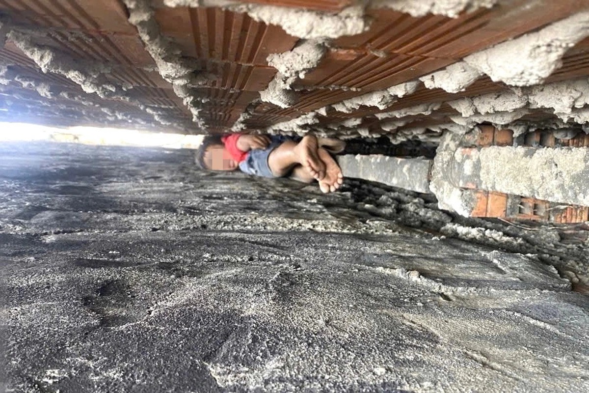 Mắc kẹt giữa hai bức tường hẹp, bé trai được cảnh sát giải cứu thành công bằng một thứ quen thuộc trong bếp