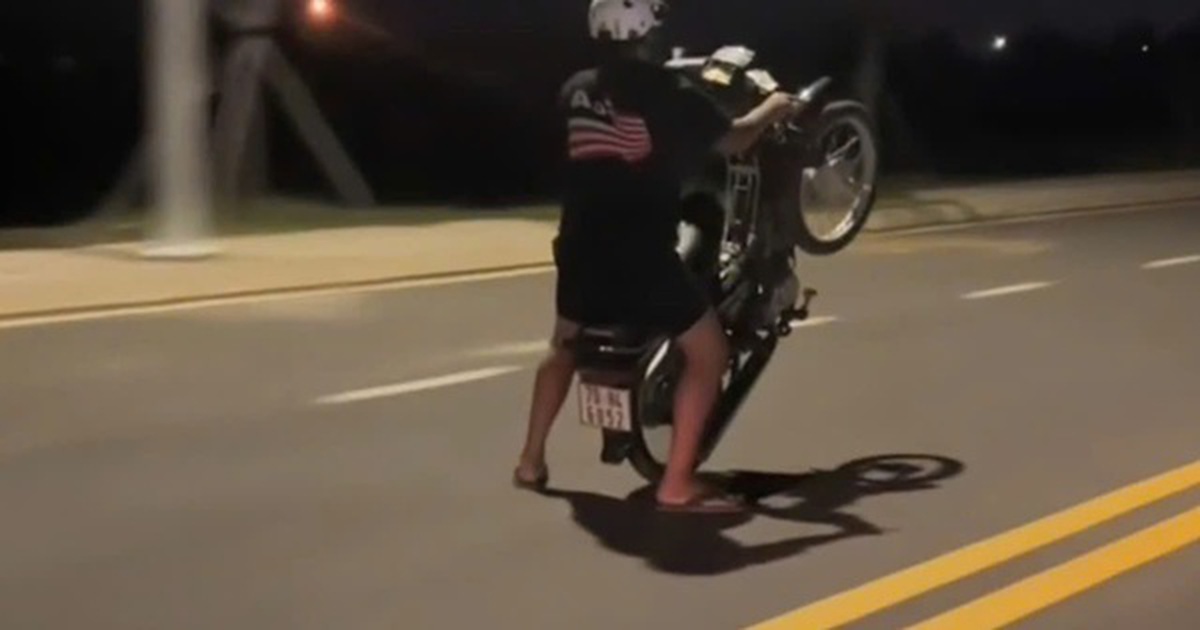 Nhóm thiếu niên “bốc đầu” xe máy, quay clip đăng mạng