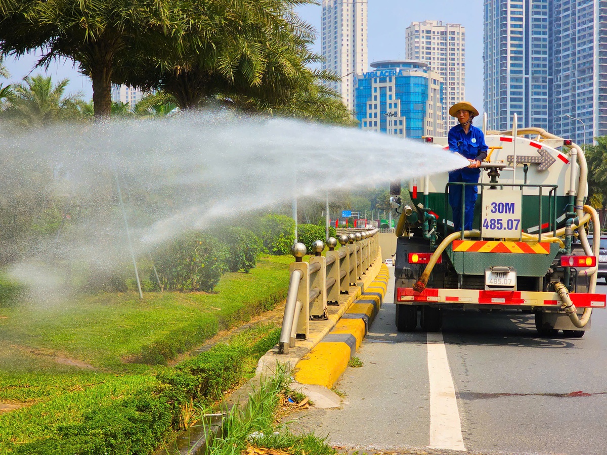 Mùa xuân nóng nực bất thường, hầu như không mưa phùn, nồm ẩm, không "rét nàng Bân"