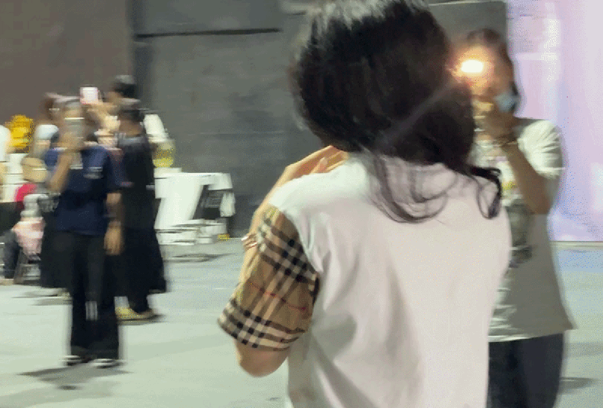 Mẹ đơn thân giàu nhất Vbiz ở biệt thự 20 tỷ, 40 tuổi tự sinh con, trẻ mãi không già suốt 15 năm