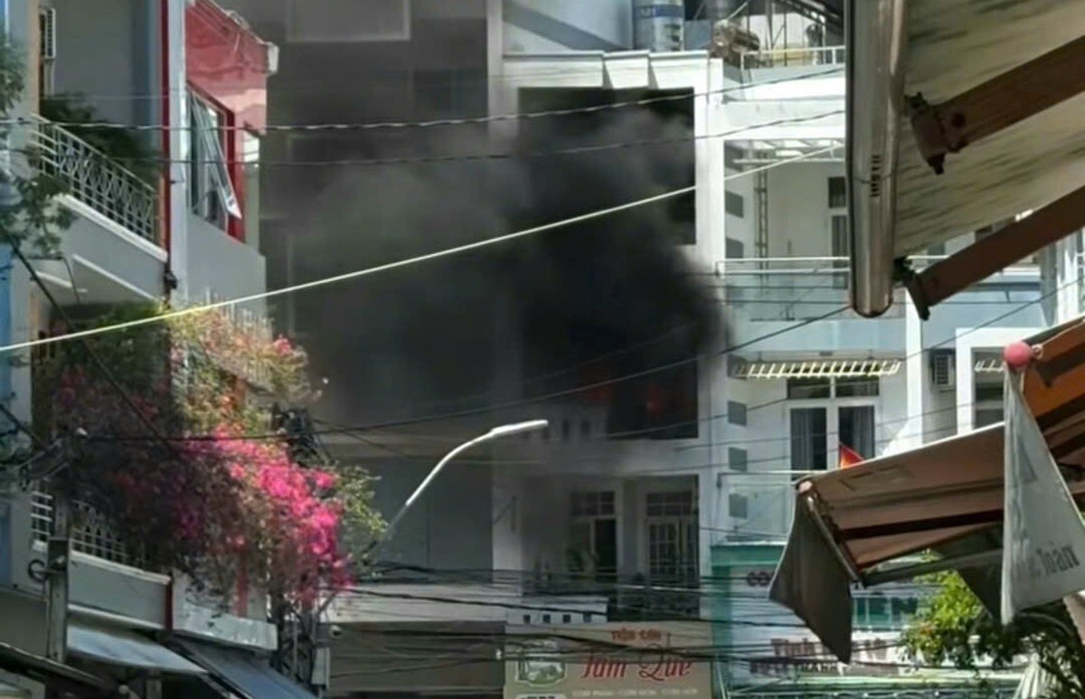 Cháy nhà 4 tầng giữa trung tâm Nha Trang