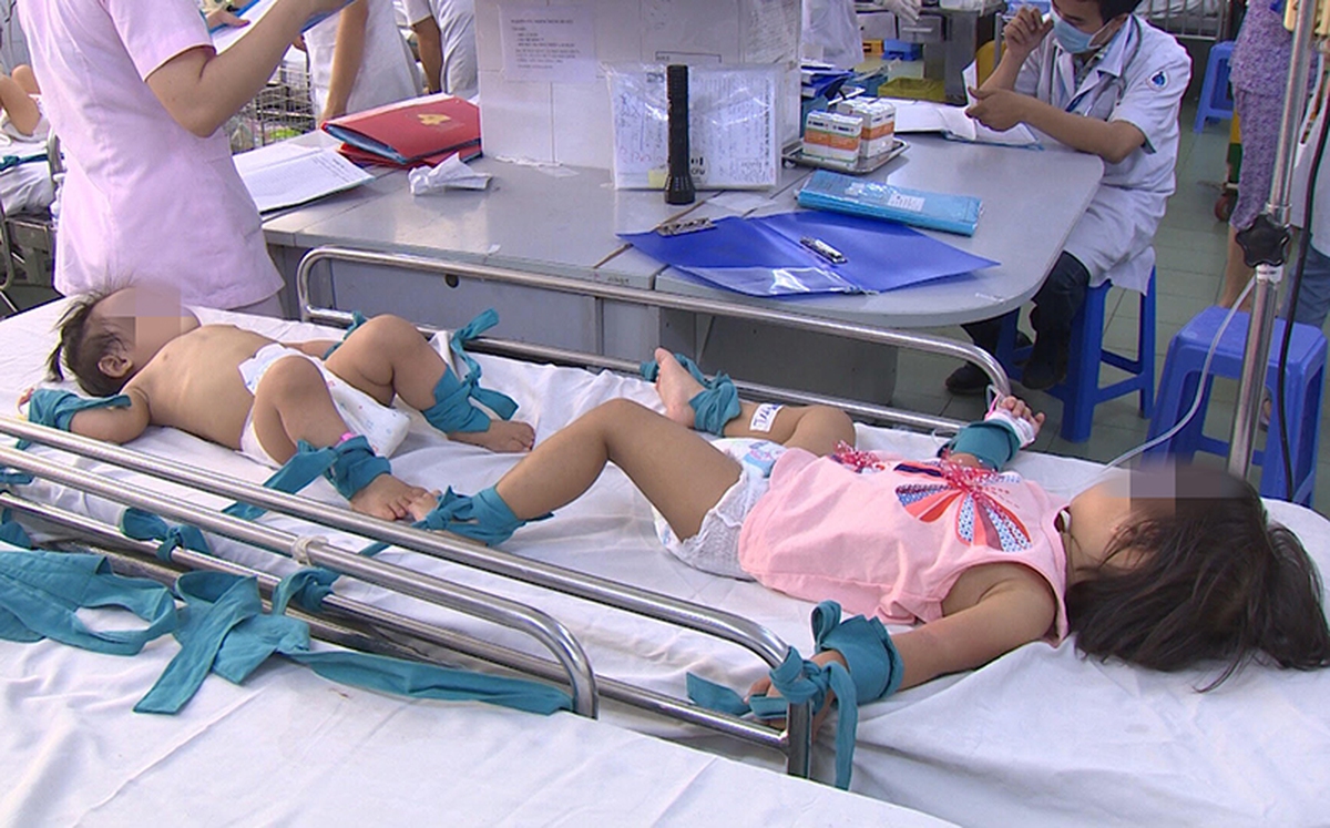 Bệnh tay chân miệng xuất hiện chủng mới nguy hiểm, đã có trẻ đã tử vong: Cha mẹ cần BIẾT NGAY những dấu hiệu này!