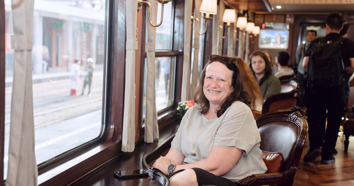 Bất ngờ với giao diện "tím Huế mộng mơ" của đoàn tàu di sản miền Trung