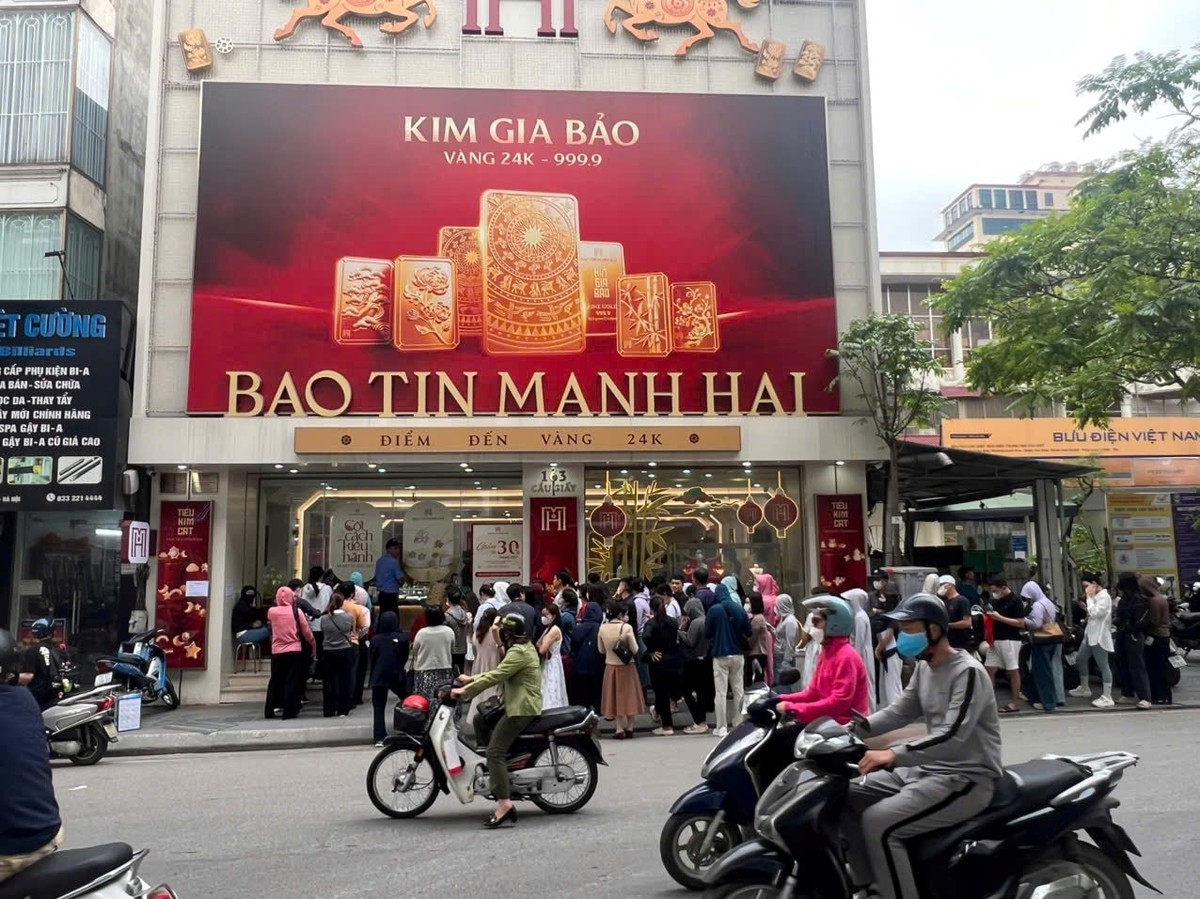Hàng dài người chờ đến lượt lấy vàng đã mua trên giấy hẹn tại cửa hàng Bảo Tín Mạnh Hải