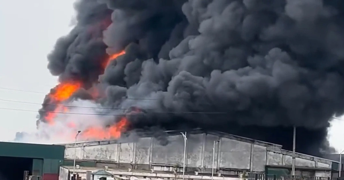 Xưởng tái chế nhựa ở Hưng Yên cháy ngùn ngụt, khói đen phủ kín góc trời