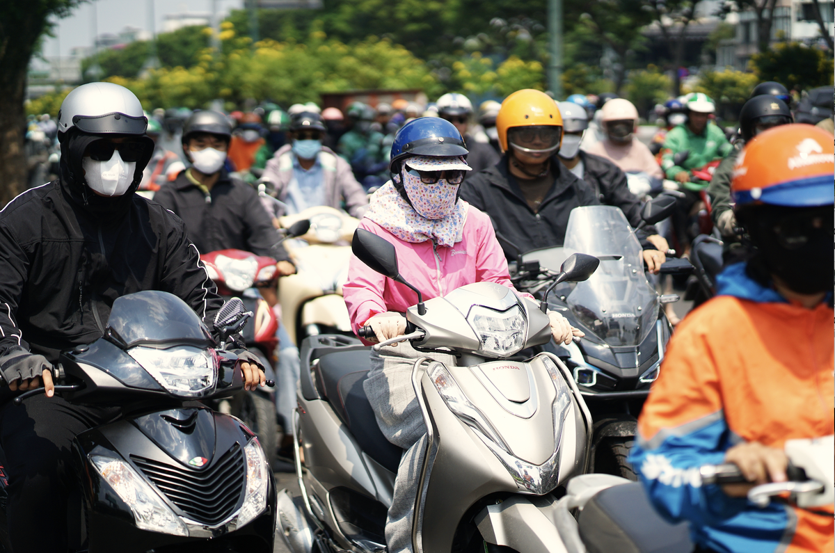TP.HCM 8h sáng đã “hầm hập” 36°C, người dân trùm kín mít, trốn nắng dưới chân cầu