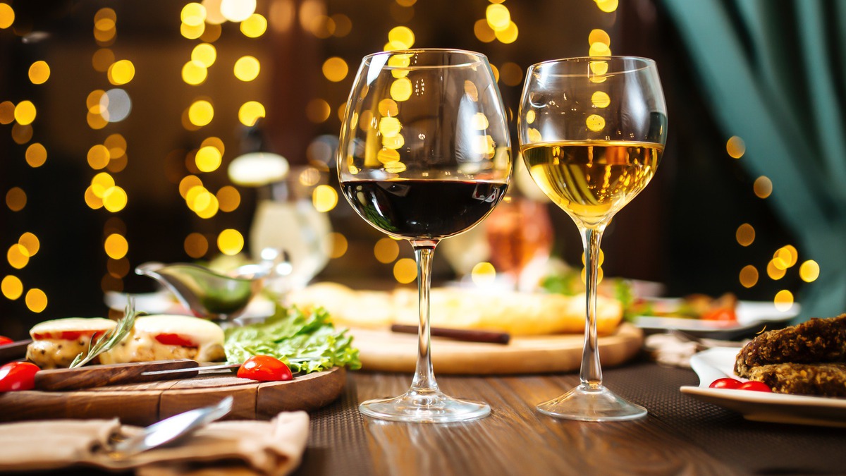 Rượu vang đỏ hay trắng tốt hơn cho sức khỏe?