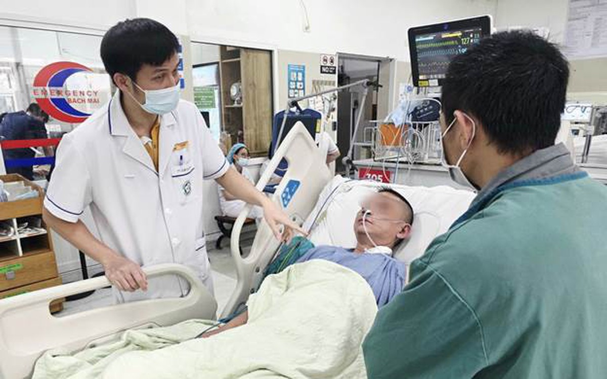 Hồi hộp xem ekip bác sĩ A9 Bệnh viện Bạch Mai cấp cứu bệnh nhân bất ngờ đột tử trong lúc chờ khám: Tử thần cũng phải rút lui!