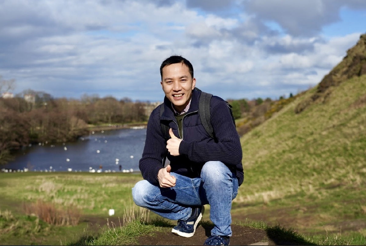 Từ cậu bé 4h sáng lội bùn đi học đến top 2% nhà khoa học ảnh hưởng nhất thế giới