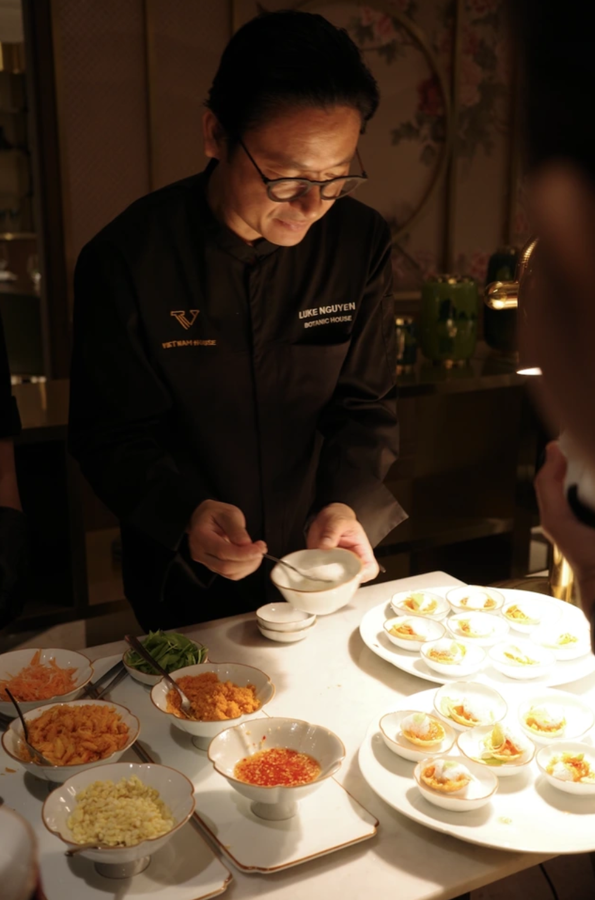 Đầu bếp Luke Nguyễn ‘chịu chơi’, đưa hẳn nhà hàng Michelin vào TTTM, biến không gian vắng lặng trở nhộn nhịp