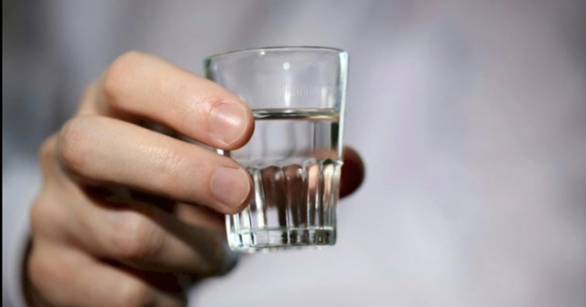 Người đàn ông ngưng tim khi uống rượu, bác sĩ cảnh báo về ngộ độc methanol