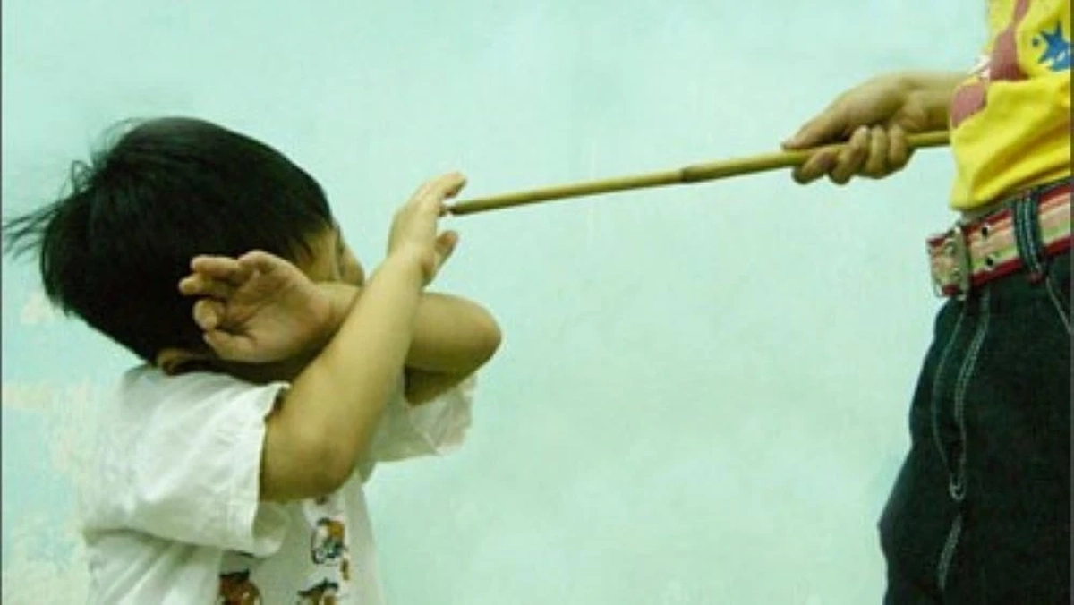 Phụ huynh vào trường đánh học sinh lớp ba 10 roi theo "giao kèo"