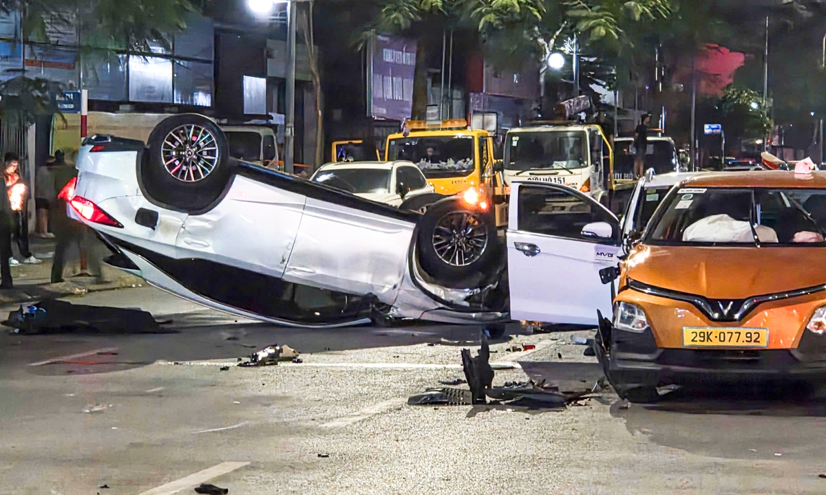 Tạm giữ tài xế Lexus tông liên hoàn hàng loạt xe rồi lật ngửa trên phố Hà Nội