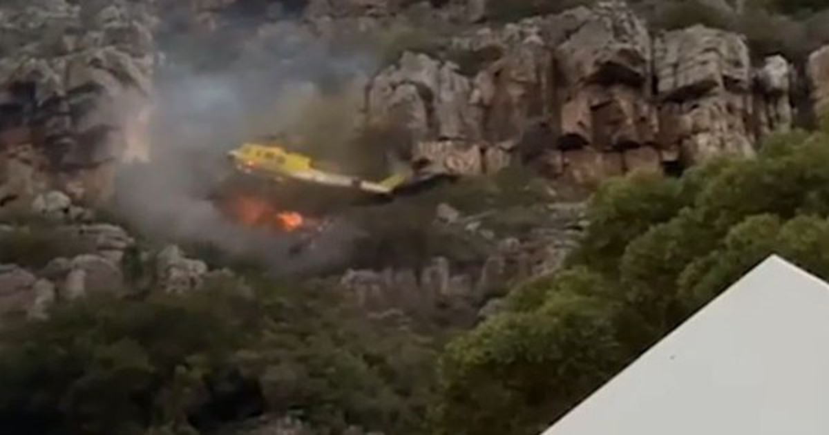 Trực thăng cứu hỏa va vào vách đá rồi lao thẳng xuống đám cháy lớn