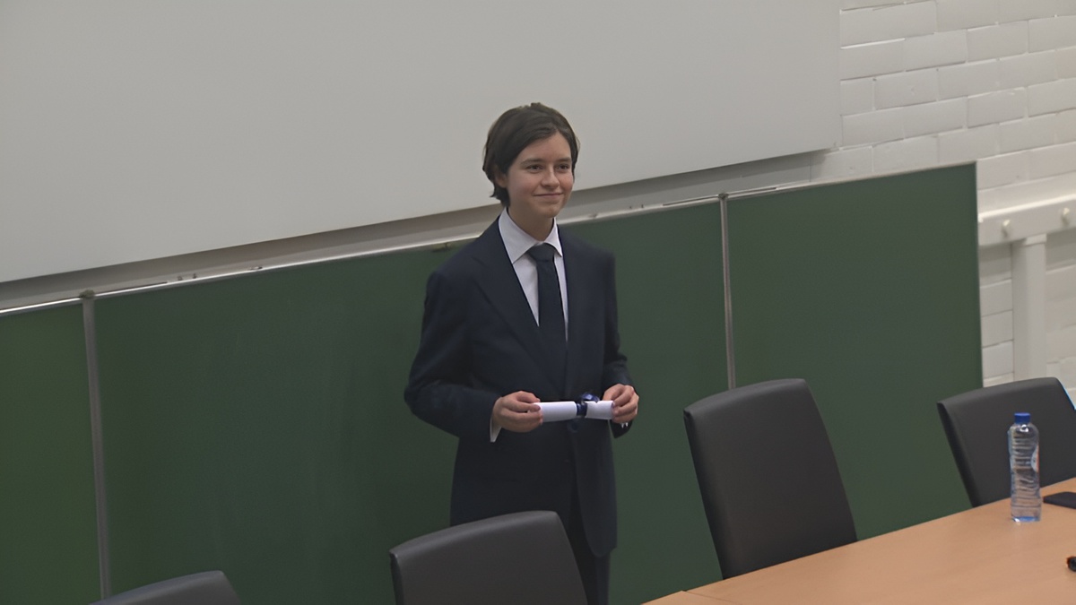 Thần đồng 15 tuổi IQ 145 chính thức tốt nghiệp tiến sĩ Vật lý, đang nghiên cứu cách để con người trở nên "bất tử"