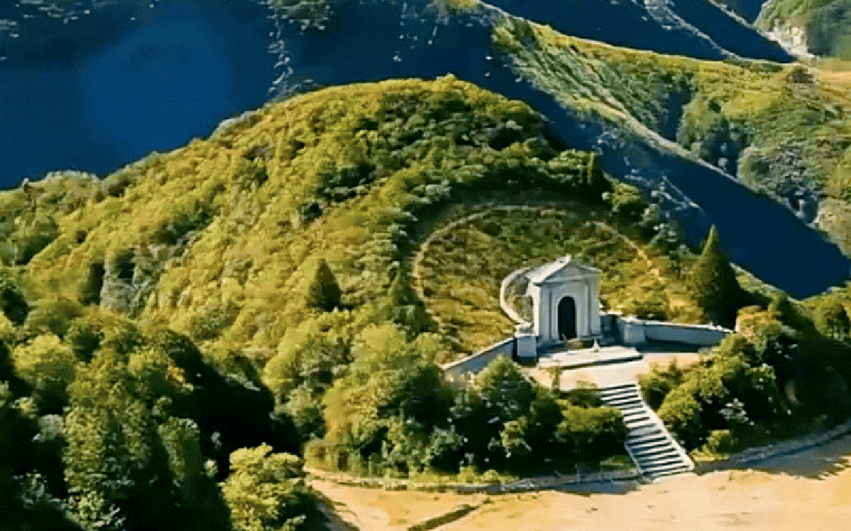 Tưởng làm mộ "tọa sơn hướng thủy" là phúc lộc đầy nhà, thầy phong thủy chỉ ra lỗi sai tai hại 90% gia đình mắc phải