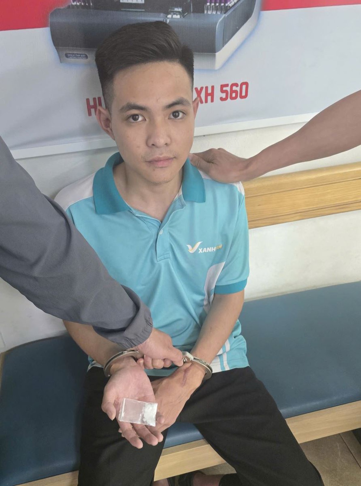 Nam thanh niên SN 2004 bị chú ý vì biểu hiện lạ tại phòng khám, lộ bí mật trong túi quần