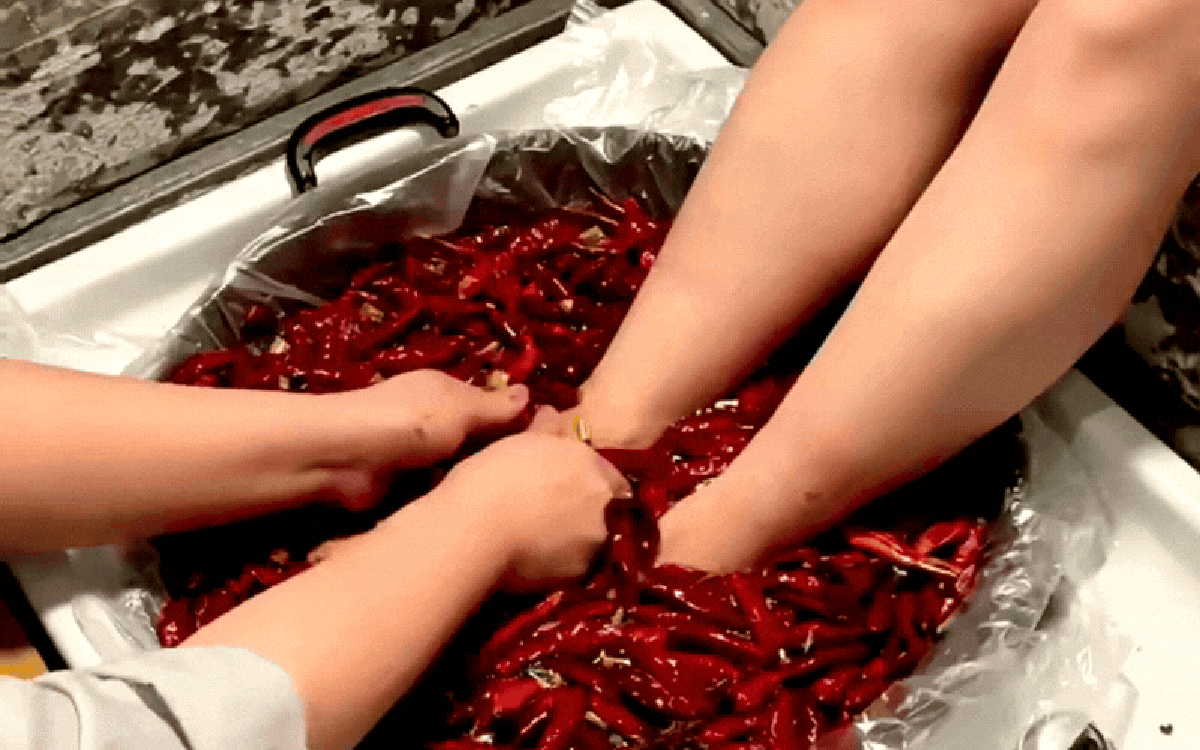 Hốt hoảng với dịch vụ "luộc chân trong nồi lẩu" ở Trùng Khánh: Tưởng hành xác ai dè sướng rần rần!