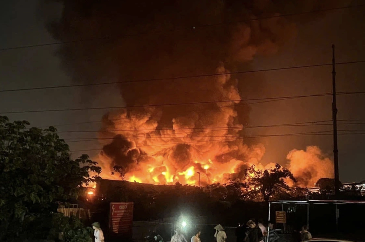 Cháy kho xưởng giữa đêm ở Hà Nội: Lửa đỏ rực, khói đen phủ kín khu vực đến sáng