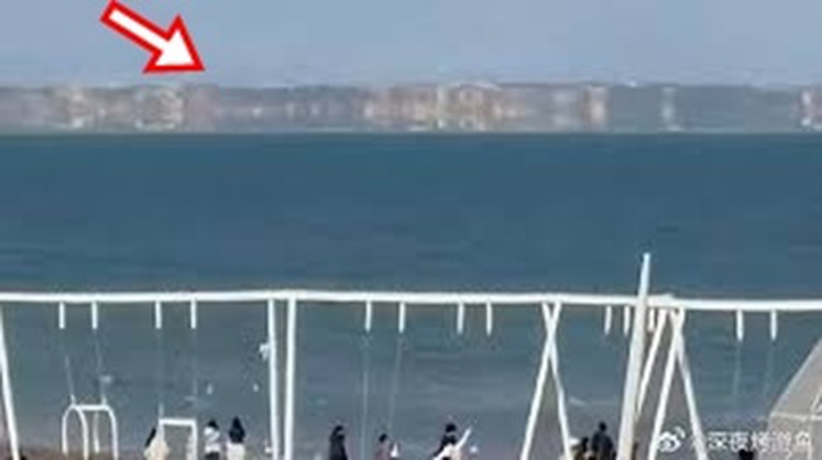 Biển bỗng xuất hiện "đoàn tàu xếp bằng gạch" lơ lửng, chủ homestay nói chưa từng thấy suốt 30 năm